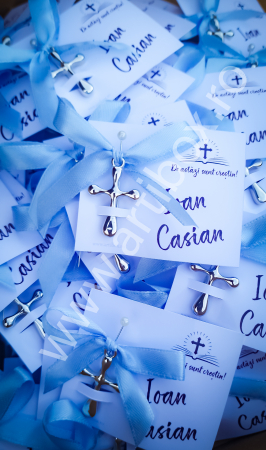 Cruciulita argintie cu margini rotunjite si panglica din satin [8]