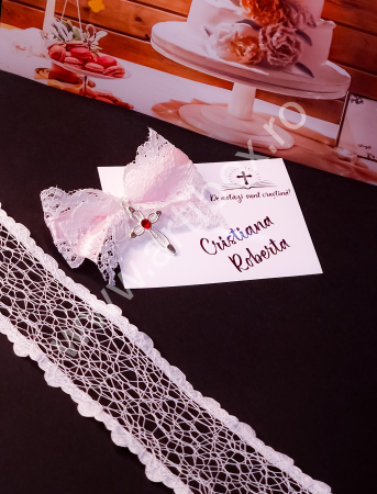 Cruciulita metalica, stras colorat rosu si fundita din dantela [1]