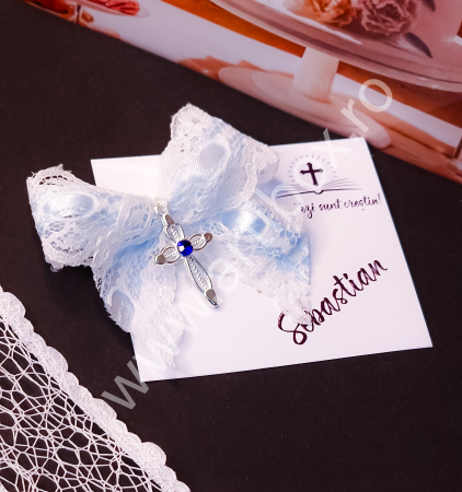 Cruciulite botez - Cruciulita metalica, stras colorat albastru si fundita din dantela