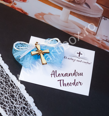 Cruciulite botez - Cruciulita marturie din lemn cu fundita din dantela bleu si snur satinat