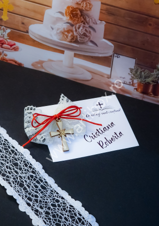 Cruciulita marturie din lemn cu fundita din dantela crem si snur satinat [1]