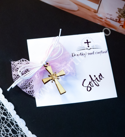Cruciulite botez - Cruciulita marturie din lemn cu fundita din dantela roz si snur satinat