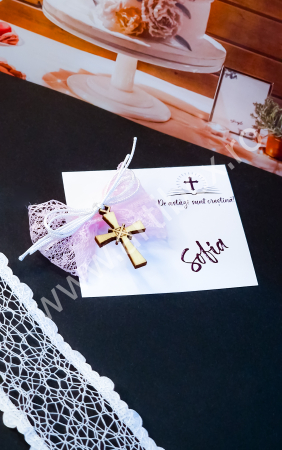 Cruciulita marturie din lemn cu fundita din dantela roz si snur satinat [1]