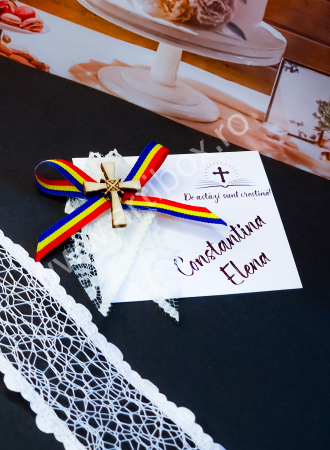 Marturii botez - Cruciulita marturie din lemn pentru botez cu dantela crem si snur tricolor