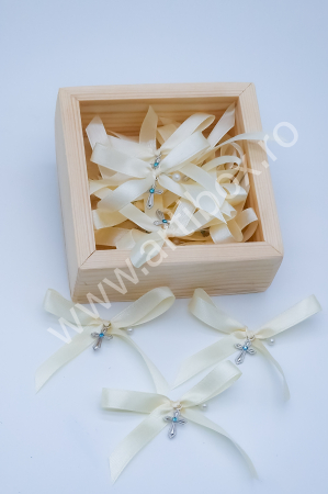 Categorii produse - Cruciulite botez cu pietricica colorata si fundita din satin, ac inclus