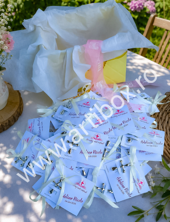 Cruciulite botez - Cruciulite botez pentru fetite - din plastic cu margini rotunjite, cartonas personalizat, cu panglica din satin si ac de prindere