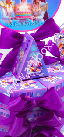 Cutie personalizata in forma de felie de tort pentru aniversare, cu toppere si fundite incluse [1]