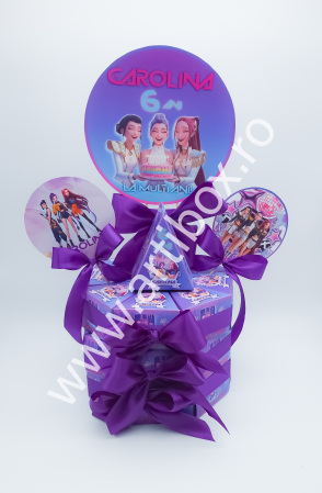 Cutie personalizata in forma de felie de tort pentru aniversare, cu toppere si fundite incluse [2]