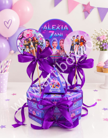ARTICOLE PENTRU COPII - Cutie personalizata in forma de felie de tort pentru aniversare, cu toppere si fundite incluse | Model - KPop Demon Hunters