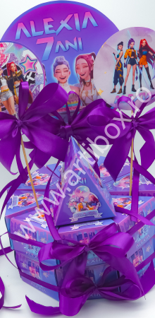 Cutie personalizata in forma de felie de tort pentru aniversare, cu toppere si fundite incluse | Model - KPop Demon Hunters [5]