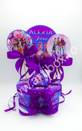 Cutie personalizata in forma de felie de tort pentru aniversare, cu toppere si fundite incluse | Model - KPop Demon Hunters [1]