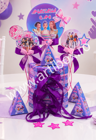 ARTICOLE PENTRU COPII - Cutii pentru dulciuri | Modele personalizate | Forma de felie de tort | Toppere si fundite incluse | Model 2 - KPop Demon Hunters