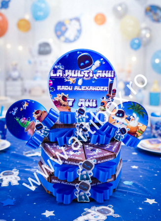 Cadouri copii - Cutie personalizata in forma de felie de tort pentru aniversare, cu toppere si fundite incluse
