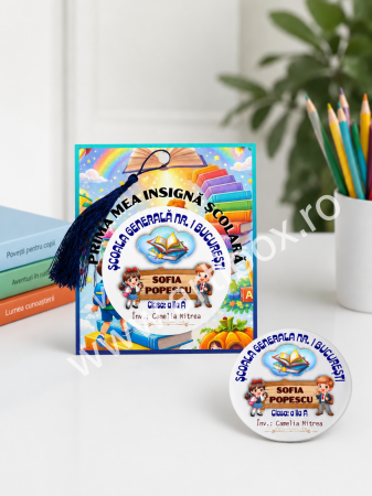 Insigna pentru elevi - Prima zi de scoala - personalizata, cartonas si ciucure inclus