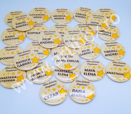 Insigna personalizată cu text pentru școala / gradinita - Model stelute - 75 mm