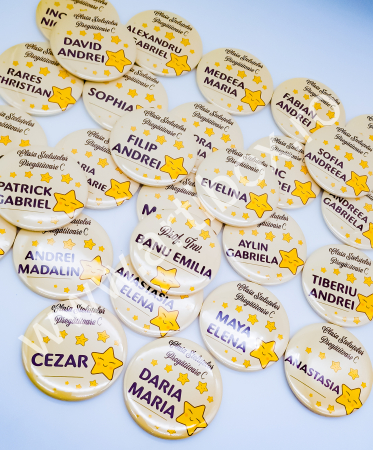 Insigna personalizată cu text pentru școala / gradinita - Model stelute - 75 mm [2]