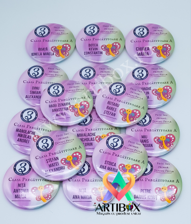Insigne Scolare - Insigna personalizată cu text pentru școala / gradinita - Model fluture - 75 mm