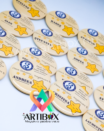 Insigna personalizată cu text pentru școala / gradinita - Model stelute - 75 mm [3]