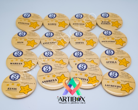 Insigna personalizată cu text pentru școala / gradinita - Model stelute - 75 mm [1]