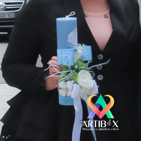 Lumanare albastra pentru botez cu fundite si ingeras, plante diverse, pene si dantela [7]