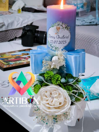 Lumanari botez si nunta - Lumanare albastra pentru botez cu fundite si ingeras, plante diverse, pene si dantela