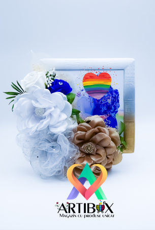 Rame foto - Rama foto din ipsos cu flori din satin supradimensionate si alte elemente decorative deosebite