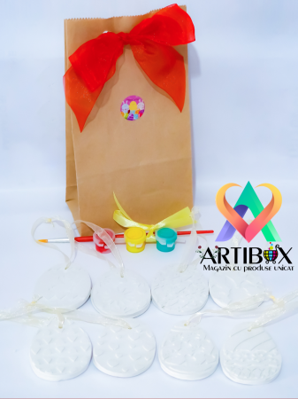 Artibox cu figurine ipsos - Set 8 Figurine Oua Paste din ipsos cu agatatoare pentru pictura - acuarele, pensula incluse
