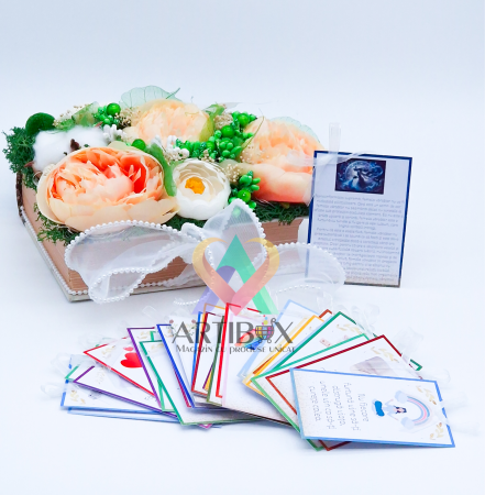 Martisoare Set Lady - Set 31 de carduri cu citate motivationale in cutie tip carte cu ornament floral si lumini