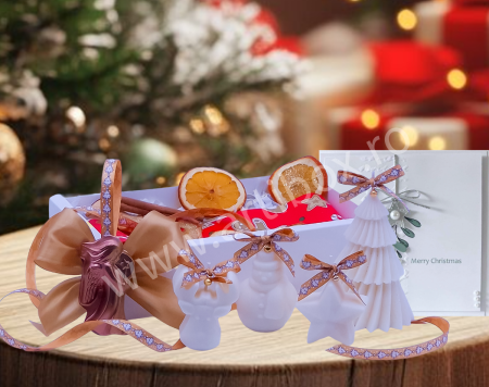 Craciun 2025 - Set decorativ de Craciun cu figurine din ceara parfumata, portocala uscata si scortisoara - cadou elegant de sarbatori