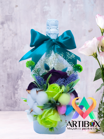 Aranjamente florale - Aranjament pe sticla cu flori de bumbac, plante stabilizate, trandafiri sapun