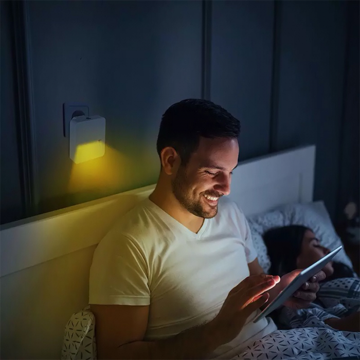 LAMPA VEGHE PATRATA CU SENZOR LUMINA 3000K ALB CALD, CIP SAMSUNG [3]