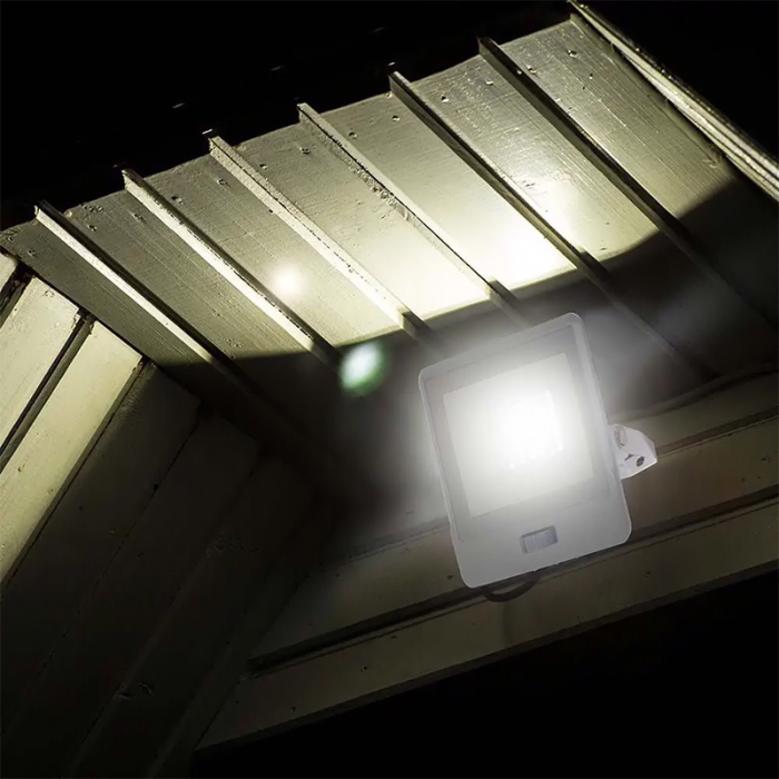 REFLECTOR LED SMD 30W 6400K IP65 CU SENZOR MISCARE - ALB [6]