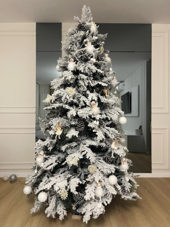 Brad artificial de Crăciun 240 cm Premium cu zăpadă și conuri, aspect natural, diametru 140 cm [2]