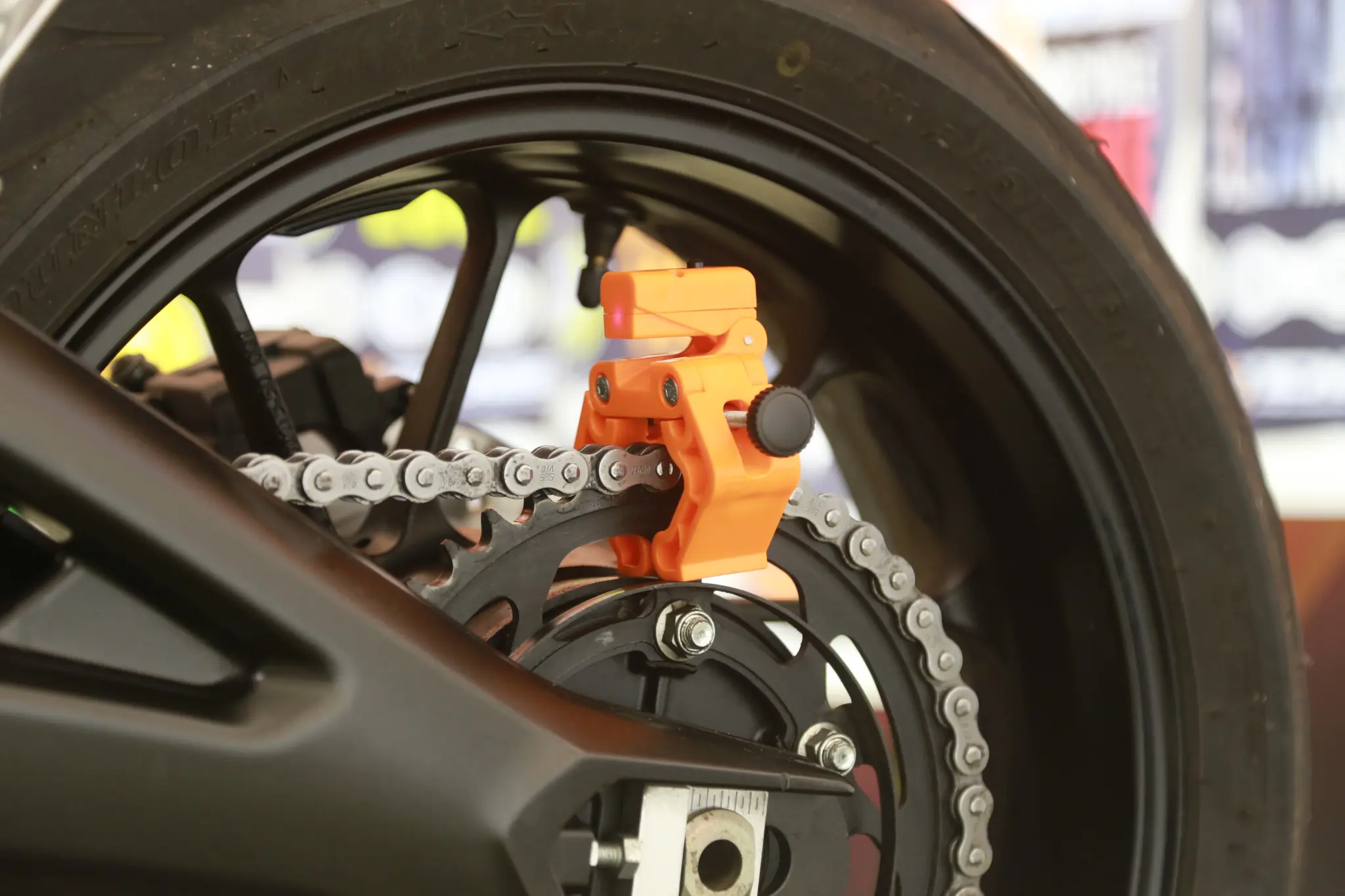 Instrument pentru alinierea lantului moto TRU-TENSION Laser Monkey [2]