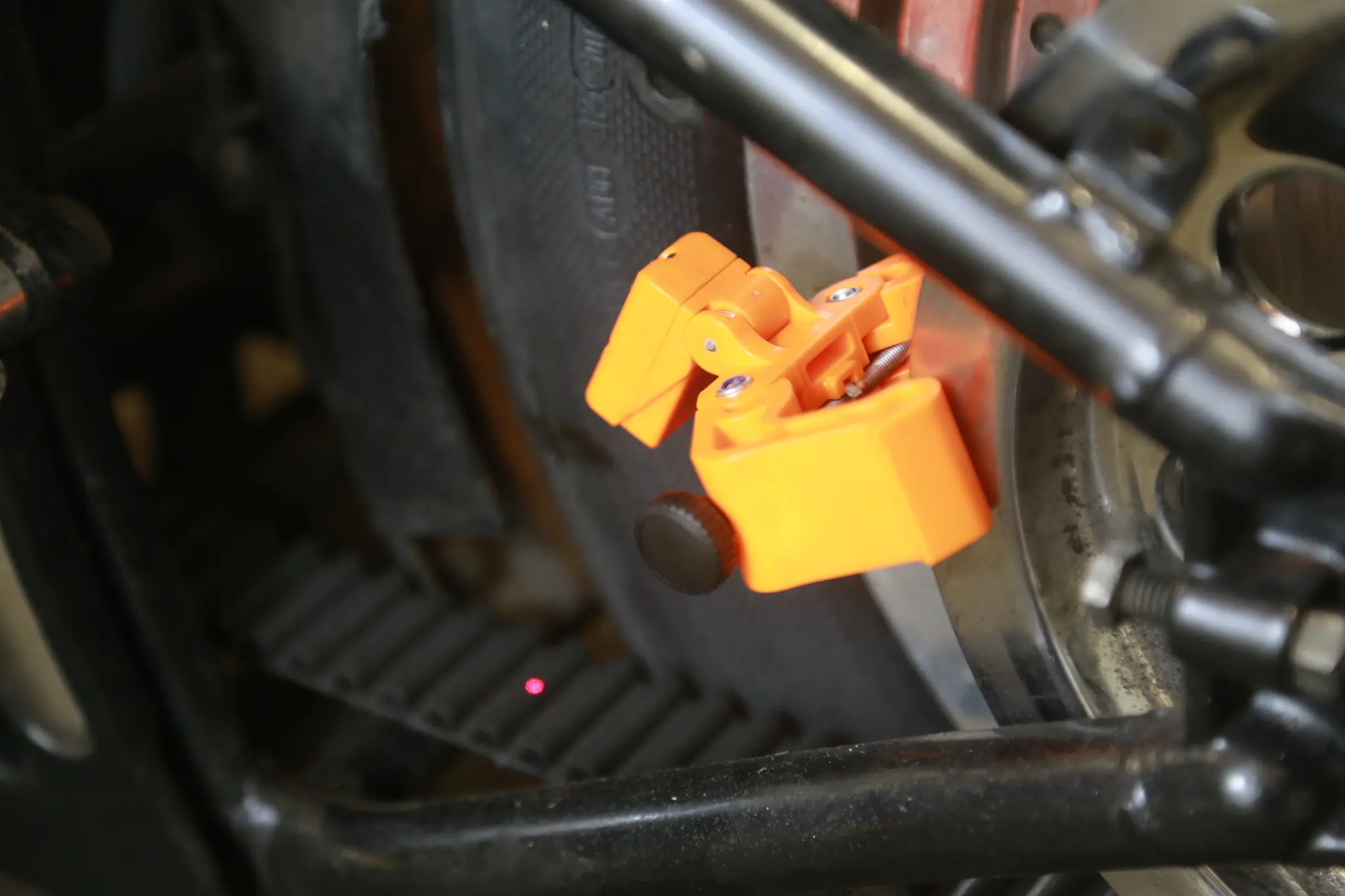 Instrument pentru alinierea lantului moto TRU-TENSION Laser Monkey [3]