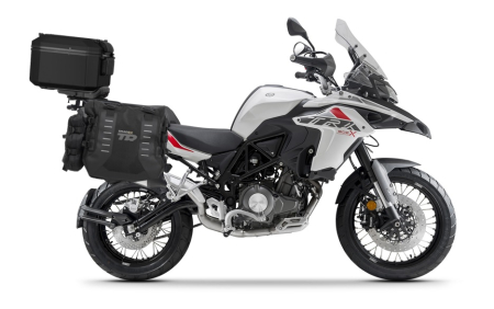 Piese moto - Set complet de genti laterale adventure SHAD TERRA TR40 si topcase din aluminiu SHAD TERRA TR55 PURE BLACK, incluzand kitul de montaj SHAD BENELLI TRK 502X