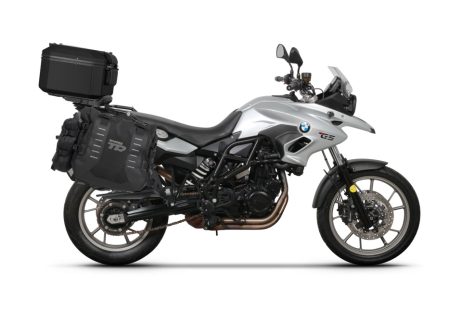 Piese moto - Set complet de genti laterale adventure SHAD TERRA TR40 si topcase din aluminiu SHAD TERRA TR55 PURE BLACK, incluzand kitul de montaj SHAD BMW F650GS/F700GS/F800GS