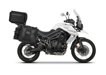 Piese moto - Set complet de genti laterale adventure SHAD TERRA TR40 si topcase din aluminiu SHAD TERRA TR55 PURE BLACK, incluzand kitul de montaj SHAD TRIUMPH TIGER 800