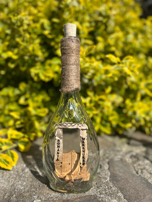 sticla-artizanala-pentru-bauturi-cu-lemn-interior-poarta-500ml.jpg [2]