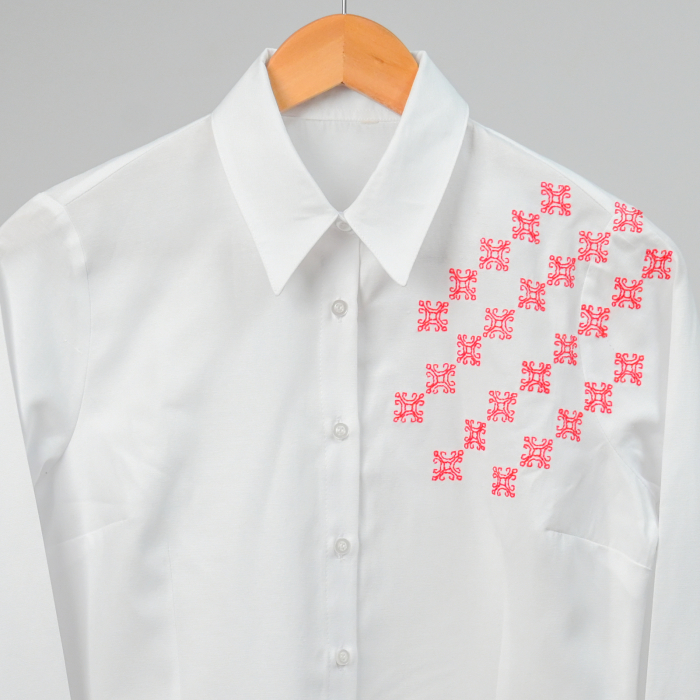 Camasa alba brodata cu lantisor rosu [4]