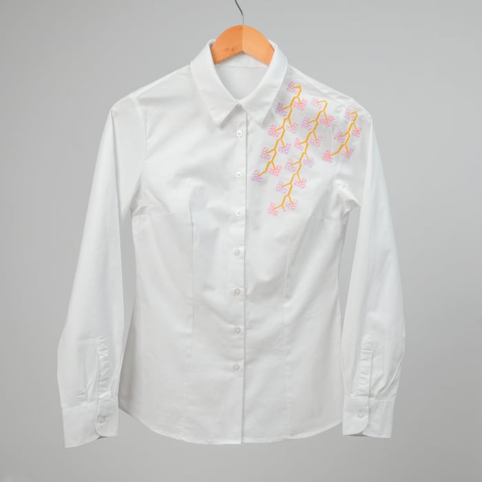 Camasa clasica brodata cu flori roz [6]