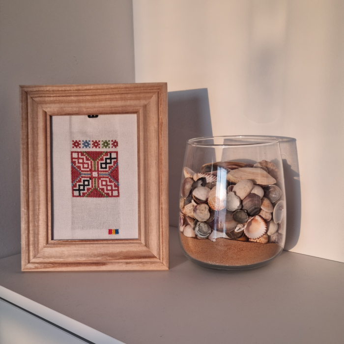 Tablou cu rama de lemn,  cusut cu model traditional [2]