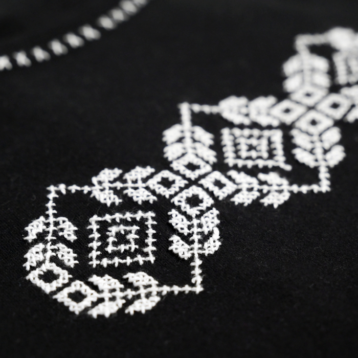 Tricou de dama personalizat cu modele traditionale romanesti [3]