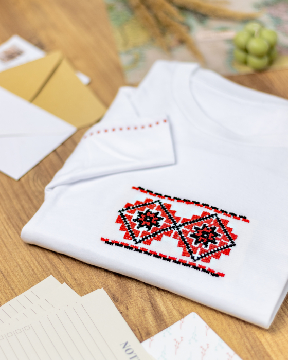 Tricou premium brodat cu model traditional [3]