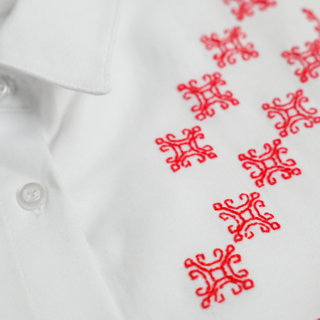 Camasa alba brodata cu lantisor rosu [2]