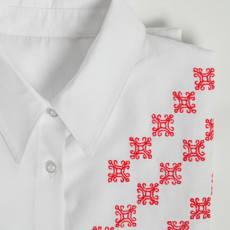 Camasi dama - Camasa alba brodata cu lantisor rosu