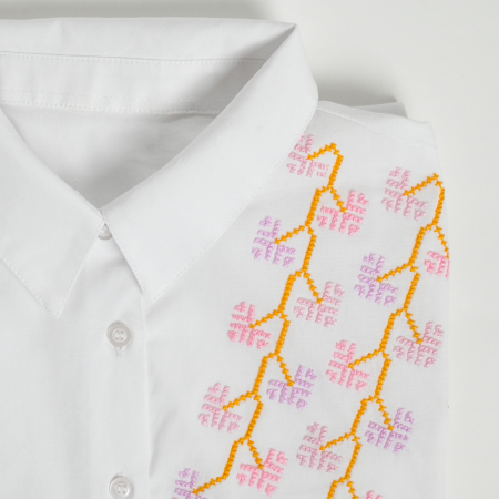 Camasa clasica brodata cu flori roz [2]