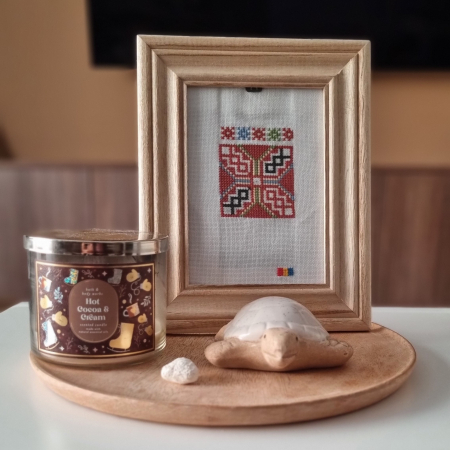 Unice - Tablou cu rama de lemn,  cusut cu model traditional