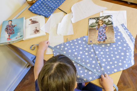Atelier practic pentru copii - Invatam sa coasem o rochie [2]