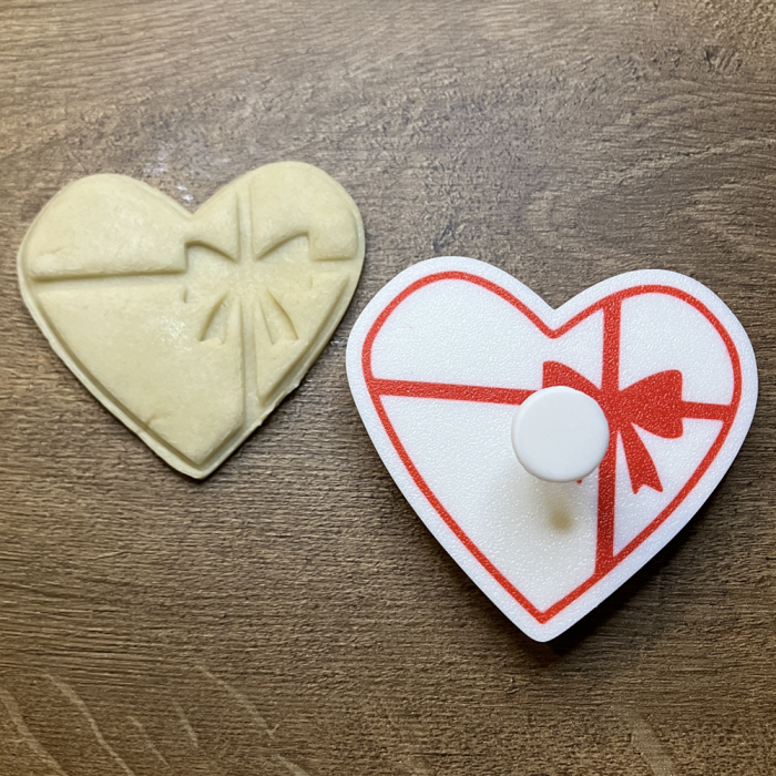 CookieStamp - Inima Cadou, 82x89x16 mm - Cookie Cutter Decorativ pentru Aluat, Ștampilă pentru Biscuiți Unicat - Ideal pentru copii [6]